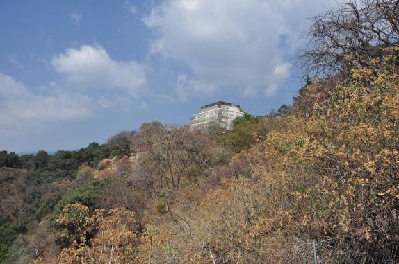 No alto da montanha, a pirâmide de Tepoztlán, no México